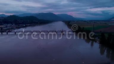 黄昏时分，空中俯瞰Mission River桥，车在桥上穿梭。