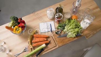 家庭厨房木制桌子上的蔬菜和水果的俯视图。 均衡饮食、饮食烹饪和健康生活方式