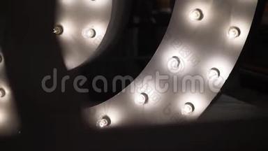 大量白色灯泡安装在部分拱形灰色结构上。