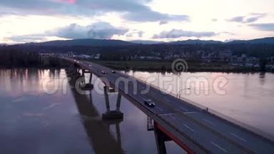 黄昏时分，空中俯瞰Mission River桥，车在桥上穿梭。