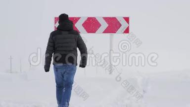 徒步旅行者带着背包，在<strong>道路</strong>上的冬天选择在两个不同的<strong>道路</strong>方向之间的<strong>道路</strong>岔路口。 概念