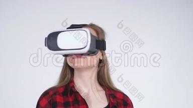 女孩与VR设置旋转头