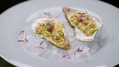 新鲜的牡蛎放在白色的盘子里