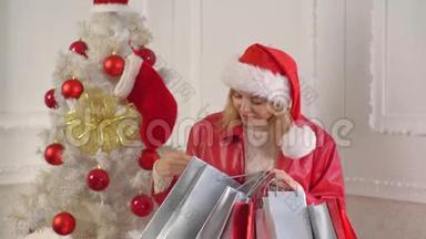圣诞树，礼物和下面的礼盒。 新年装饰品。 新年女人。 年轻女士的礼物