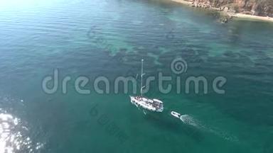 在希腊的<strong>哈尔</strong>基迪基，在绿松石令人惊叹的海面上的帆船的鸟瞰图，由无人驾驶飞机自上而下移动