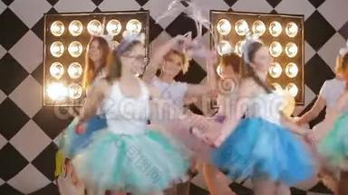 一群快乐的女孩围着<strong>新娘</strong>跳舞，在后台的演播室里庆祝母鸡聚会-节日<strong>视频</strong>