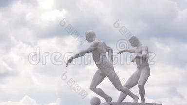 在埃卡捷琳堡市中央<strong>体育</strong>场附近的基座上有一个球的WO足球运动员<strong>雕塑</strong>。 行动