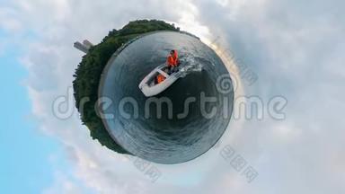 一名男子正乘坐一艘充气船，乘坐360度全景