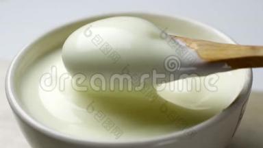 用勺子混合酸奶的特写镜头