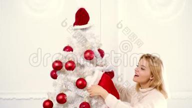 新年女人。 圣诞树附近壁炉旁的年轻女士礼物。 新年概念。 圣诞树