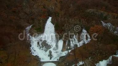 哈伯利泉伊兹维尔胡伯利在阿季多夫AA的Trnovski戈兹德下面�斯洛文尼亚伊纳，是岩壁下面的一个大岩溶泉。 在高水位