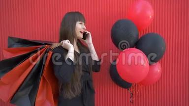 一个无忧无虑的购物狂，她在手机上谈论着成功的购物，手里拿着红包