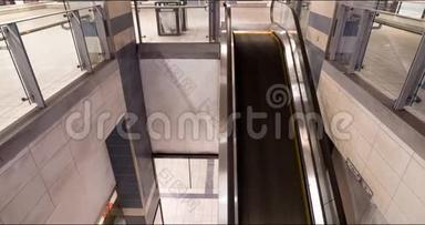 使用自动扶梯的乘客在加拿大线地铁站使用自动扶梯的时间间隔。