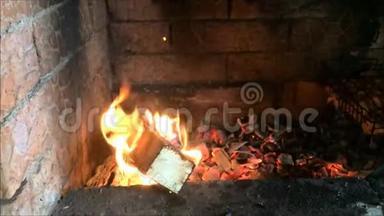 火焰从燃烧的木头和木炭中升起