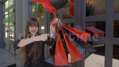 折扣季节，<strong>购物</strong>狂的女孩在<strong>购物</strong>后拿着袋子，用气球在<strong>购物</strong>时展示手指，然后在<strong>购物</strong>时展示。