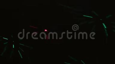 在黑暗背景上提取绿色和红色激光耀斑。 线条和光的舞蹈。 彩色光线在音乐迪斯科中的运动。