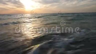 日出时海水中的波浪