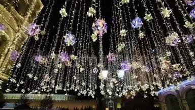 圣诞节<strong>照明</strong>新年装饰，晚上在俄罗斯克里姆林宫附近的夜晚闪亮的<strong>街道</strong>。 明亮明亮