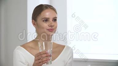 女人吃药，喝白色内部玻璃水
