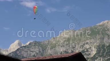 滑翔伞飞行在多洛米蒂山脉附近的山脉撤退