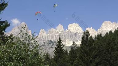 两个<strong>滑翔伞</strong>飞行在多洛米蒂山脉和森林