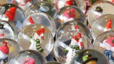 很多带有圣诞老人的装饰雪球或圣诞球。 圣诞节和新年`家庭装饰