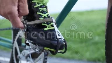 Cyclist将脚踏车和脚趾夹绑在velodrome的老式轨道自行车上