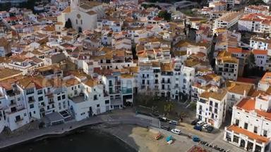 海边美丽的西班牙小镇。 科斯塔角城。 录像片段。 空中无人机摄像机远离