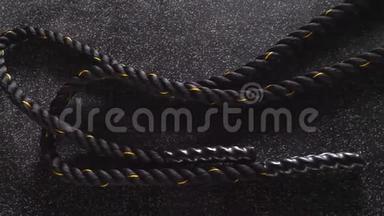 橡胶健身房地板上的黑色交叉绳索
