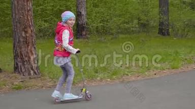 可爱的青春期少女骑着脚踏车在公园的路上