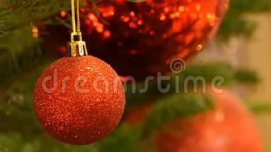美丽时尚的圣诞树玩具球红色挂在圣诞树近景。 新年`