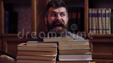 一个留胡子的人看着一堆书，表现出各种各样的<strong>情绪</strong>。 <strong>情绪</strong>表现的概念..
