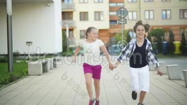 男孩和女孩手牵着手沿着街道<strong>一起跑</strong>。他们玩得很开心。