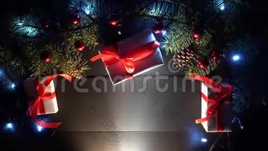 木制的黑色桌子，上面装饰着圣诞彩灯、礼物和蓝色圣诞灯