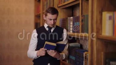 一个<strong>穿西装的人</strong>在图书馆<strong>的</strong>书架旁看一本大书。 学习观念。
