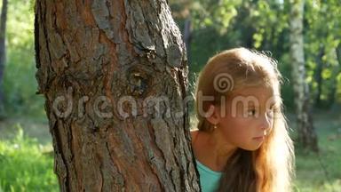 女孩向树外望，环顾四周，躲起来。 保持沉默