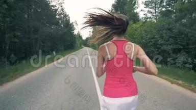 一位<strong>身材好</strong>的年轻女士的后景沿着马路慢慢慢跑