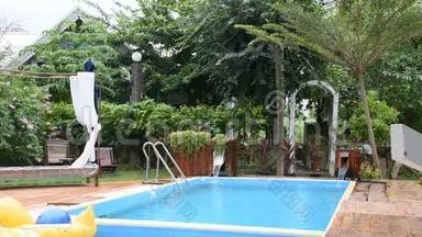 泰国度假酒店室外景观花园和带游泳池的草坪