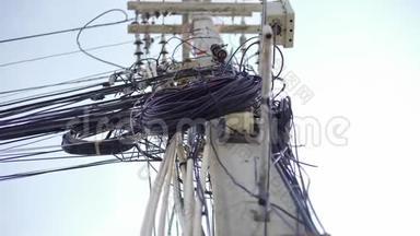 连接在电线杆上的混乱电线，泰国电线杆上的电缆和电线的混乱，