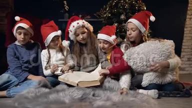 可爱的孩子<strong>翻页</strong>，而阅读书的房间与圣诞节装饰。