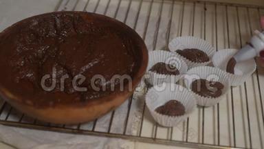 制作蛋糕巧克力的原料。巧克力松饼，揉面团。面粉糖和苦巧克力，鸡蛋和牛奶。我