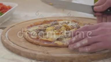 用刀子<strong>手工</strong>切割。 盘子<strong>木板</strong>上的披萨。