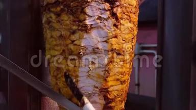 夏瓦尔马。 叠肉烘焙的特写图片，肖玛。