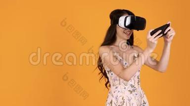 戴着VR耳机的女孩手里拿着控制器玩虚拟游戏