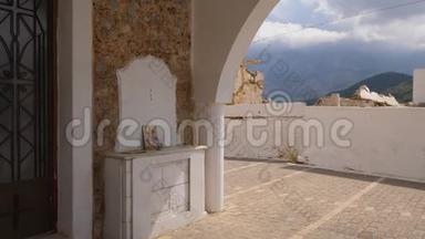 古希腊教堂的门，图标和圣杯，克里特岛