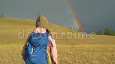 女人徒步旅行。 在山上远足。 带背包的女旅行者在美丽的夏季景观上。 一个女孩<strong>走进</strong>来