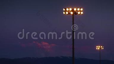 日落时分体育场的灯光