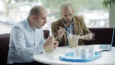 比兹内斯曼筹备期间<strong>认真</strong>成交.. 两个商人在你工作的时候吃午饭。