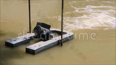 一种废水处理系统机器在水池中工作的录像。