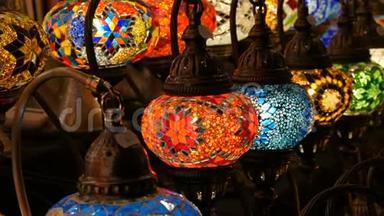 土耳其伊斯坦布尔著名<strong>大巴扎</strong>天花板市场上的多色土耳其马赛克灯